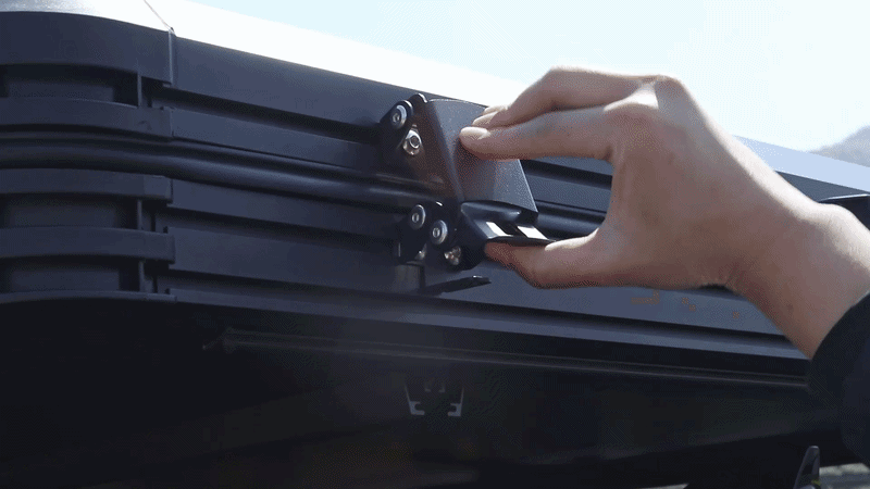 The Jiadrooe Titan T3021 hardshell roof top tent opening automatically in under 60 seconds using nitrogen-charged hydraulic gas struts.